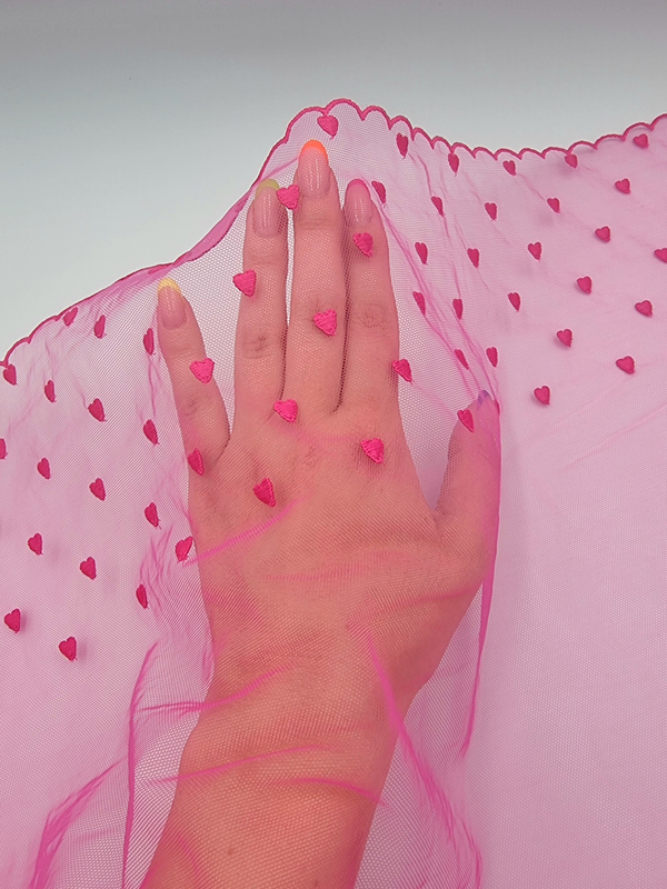 Вышивка на сетке с сердечками фуксия К669