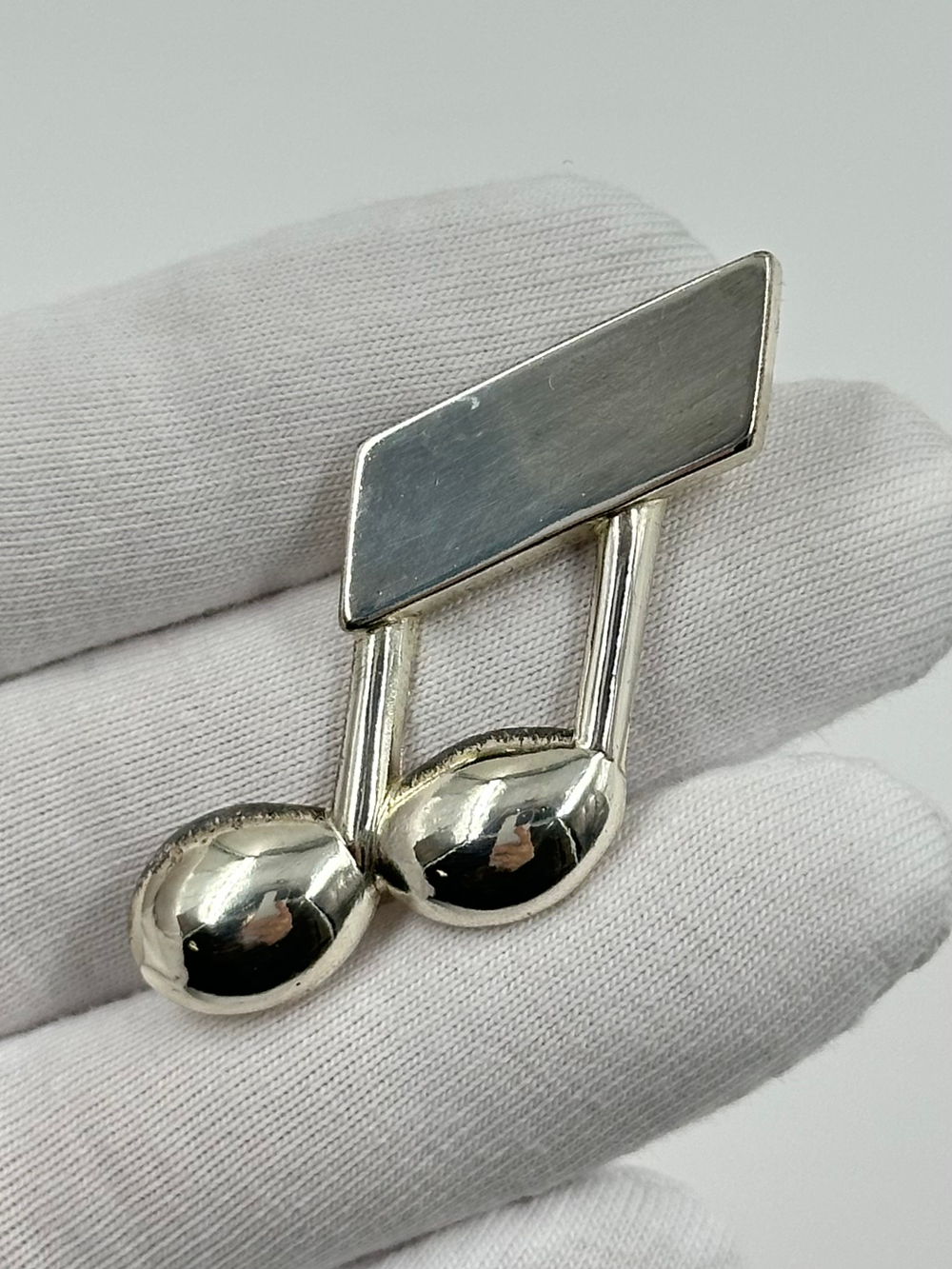 Брошь пин Нота Yves Saint Laurent