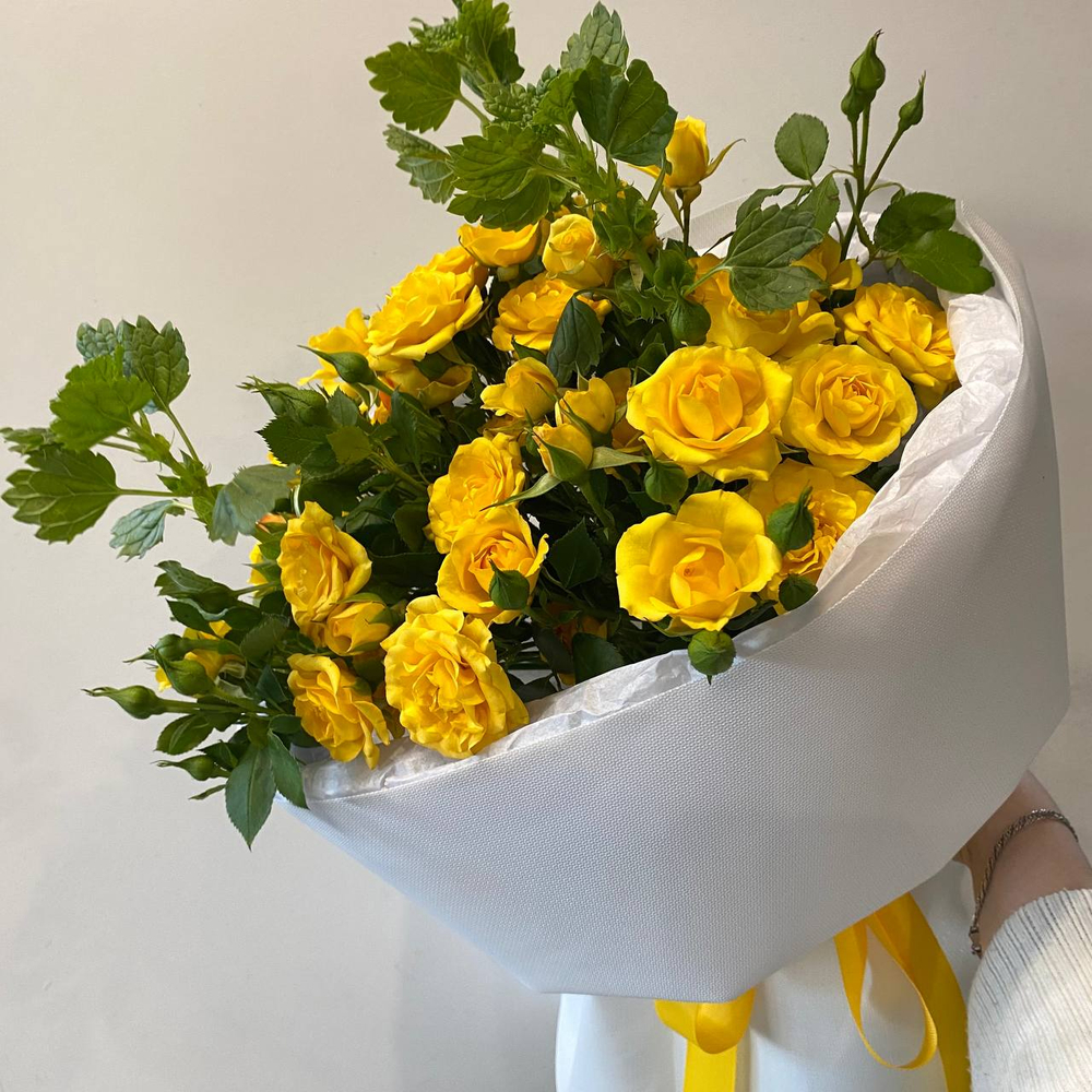 Кустовые розы с молуцеллой