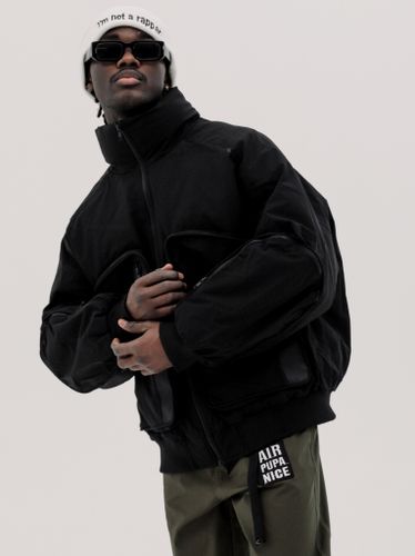 Черная мужская куртка бомбер-пуховик.