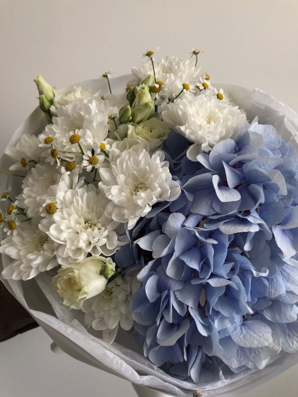 Авторский букет в бело-голубых оттенках
