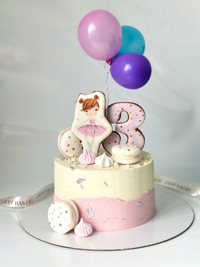 Торт для юной балерины с макаронс в розовых тонах