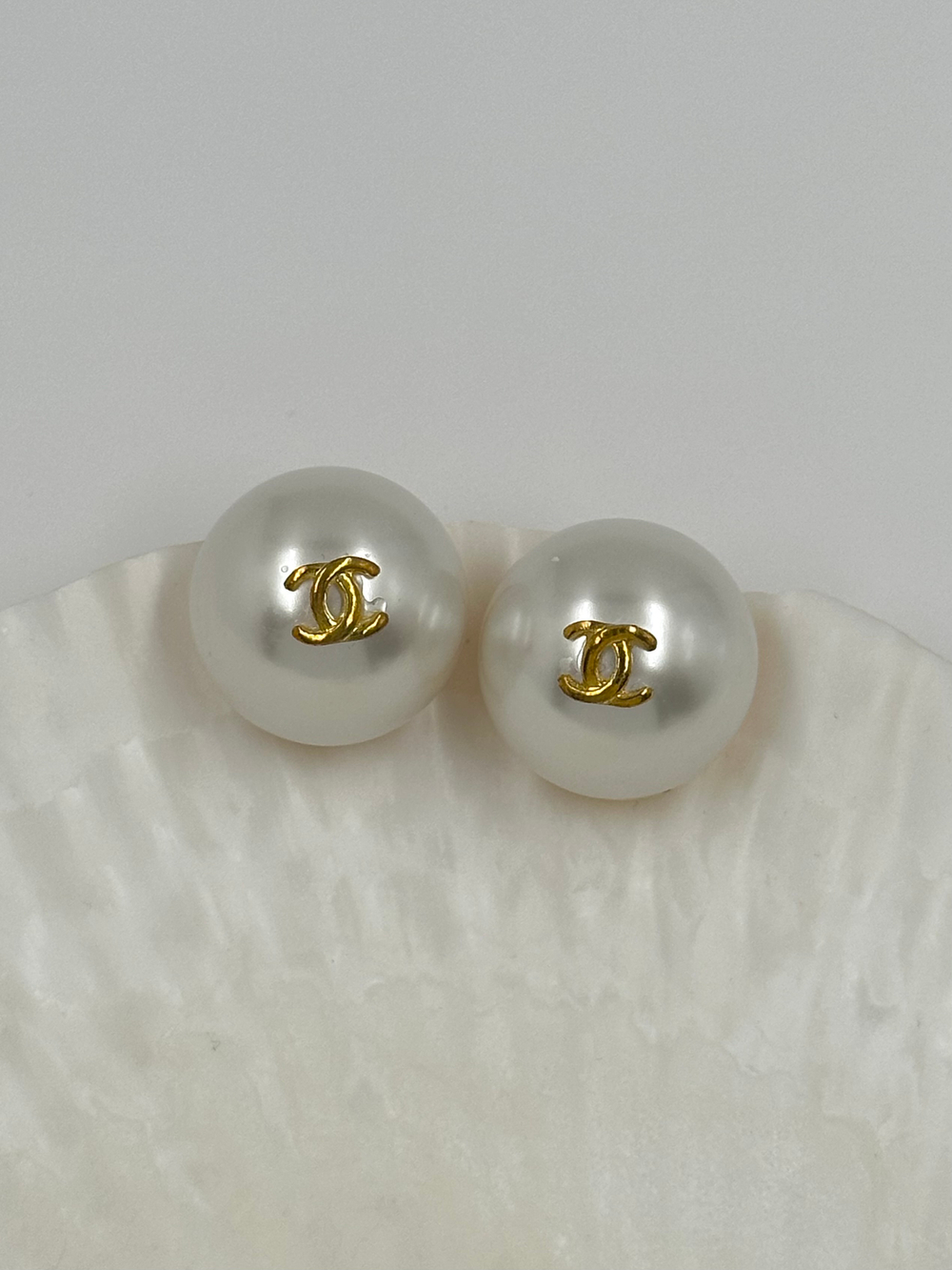 «Жемчужные» клипсы Chanel с лого