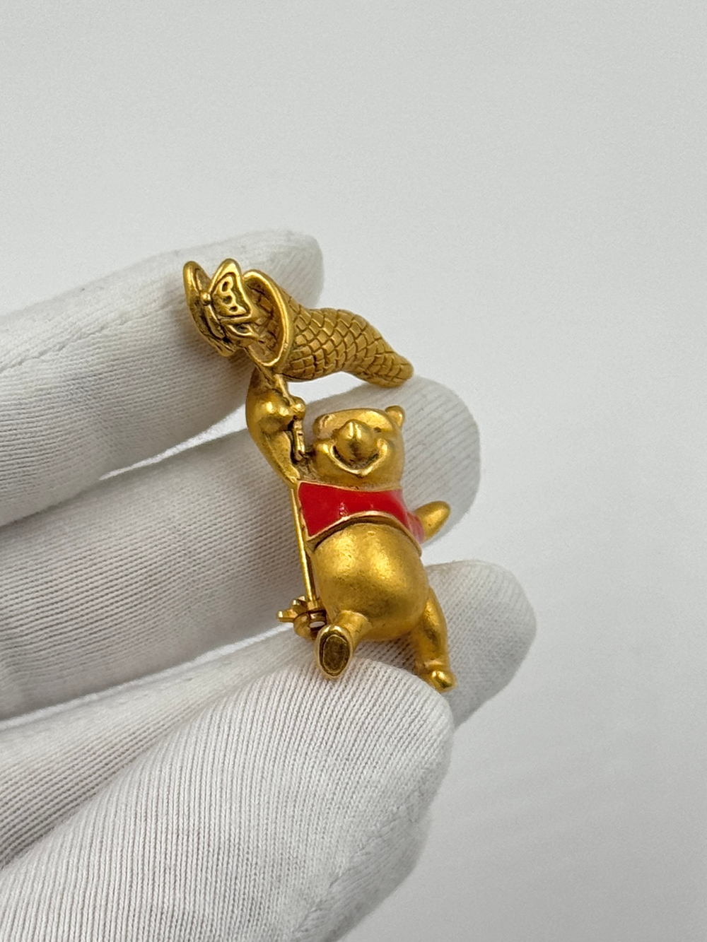 Брошь Винни Пух с сачком Winnie-the-Pooh, Disney
