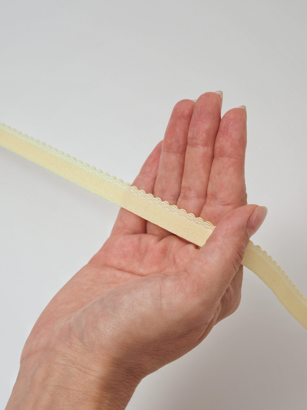 Резинка отделочная сливочное масло ажурная ширина 12 мм с учетом фестона