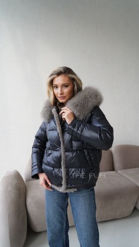 Черный пуховик с отделкой из меха песца