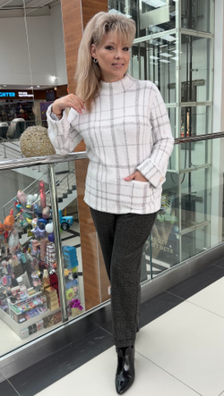 Красивый джемпер с ворсинками в клеточку