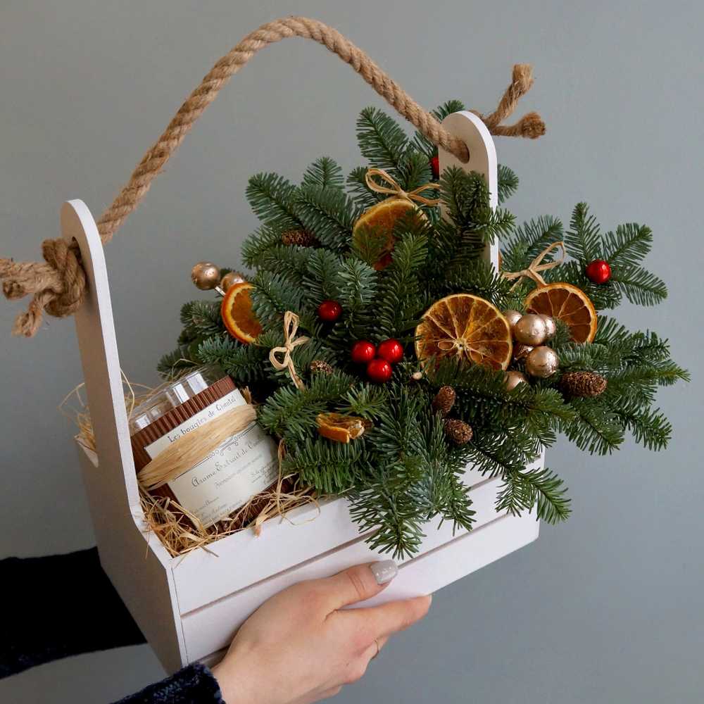 Новогодний ящик с фирменной свечой и нобилисом