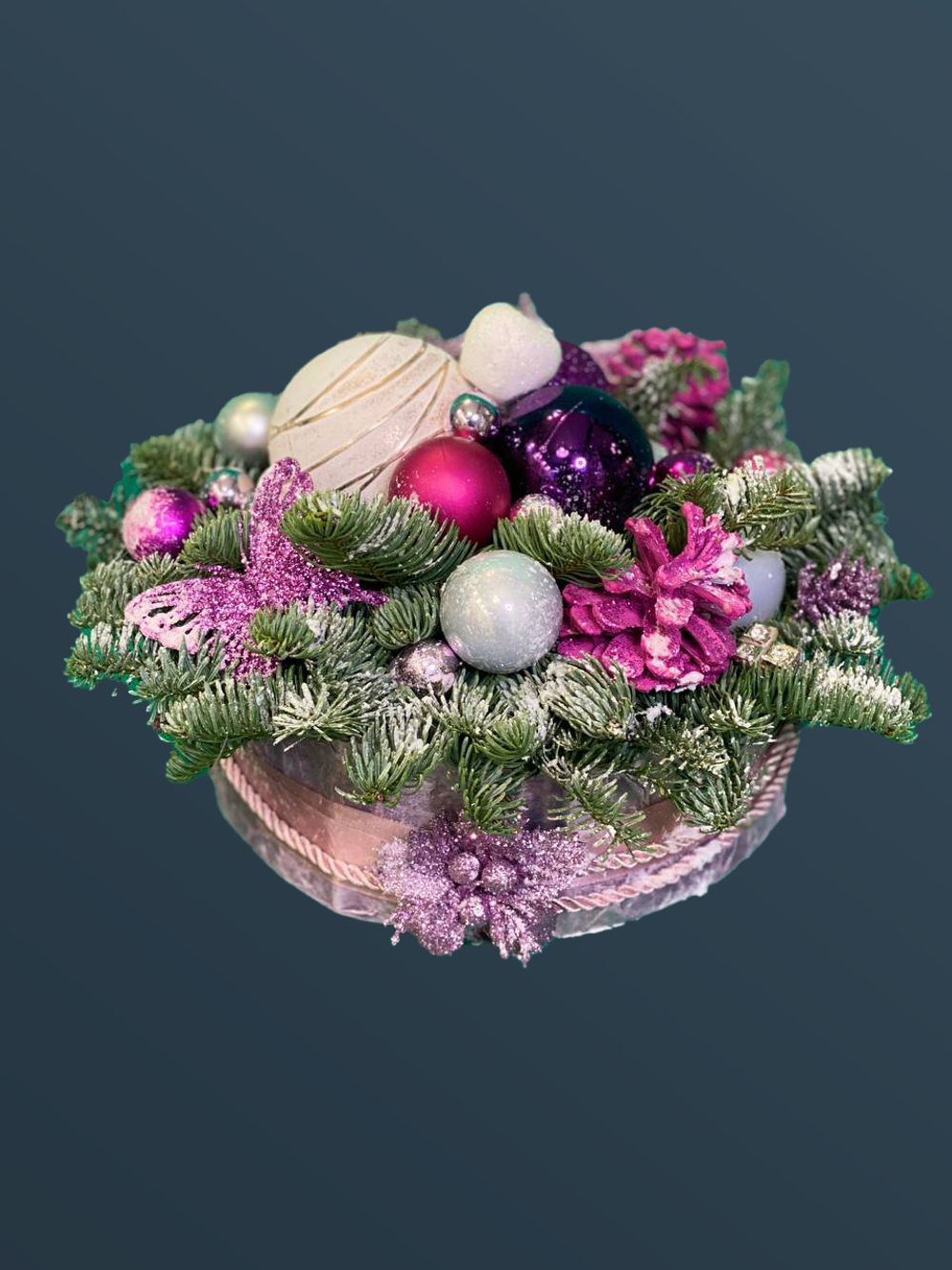 Композиция с розовыми украшениями