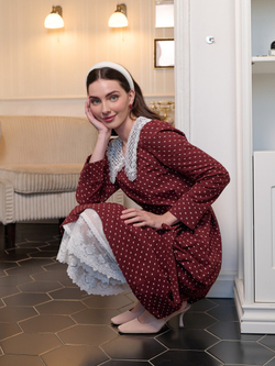 Платье с кружевным воротником