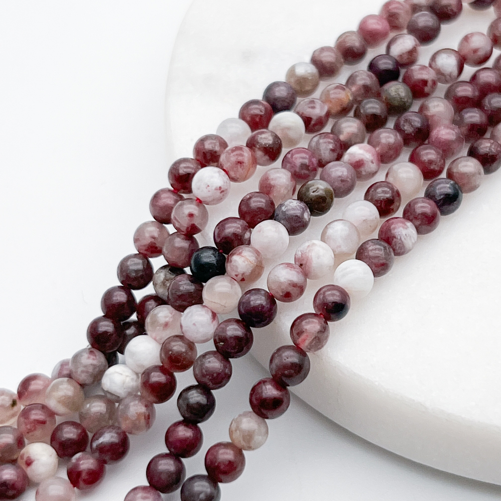 Турмалин бусины, диаметр около 4,3 мм, цена за отрезок 19 см (1/2 нити)