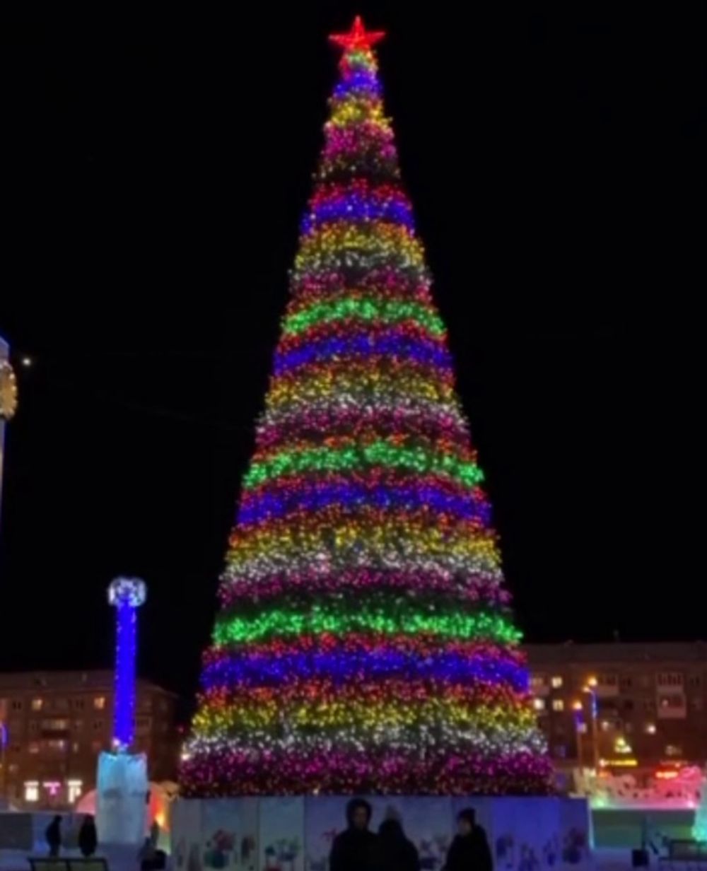 Светодинамическая елка каркасная - встроенная гирлянда цветная -"Уральская" 27 м