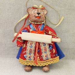 Ёлочная игрушка Медведица "Маша" со скалкой