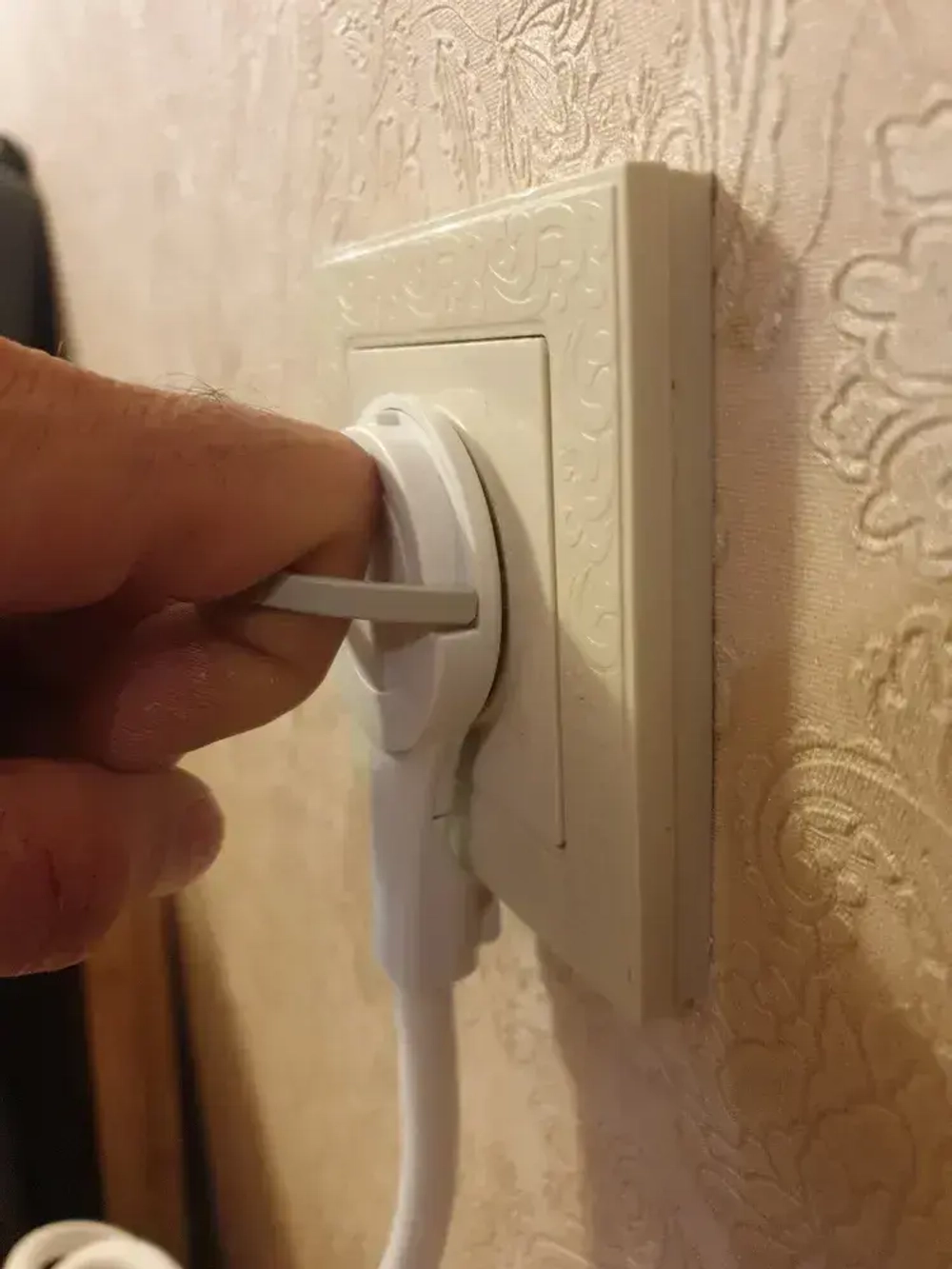 Удлинитель электрический 2 розетки 1.5 Метра с плоской потайной вилкой невидимкой С кольцом (за шкаф)