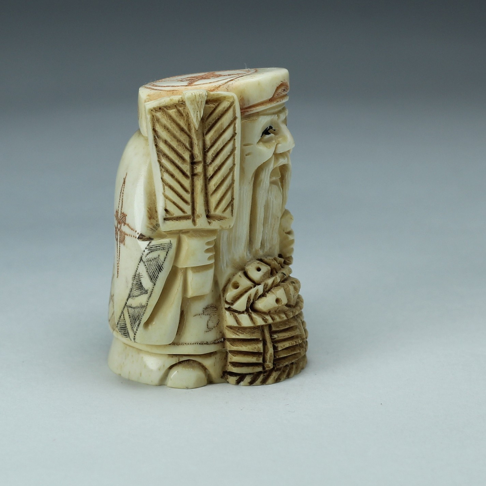 Нэцкэ Дзюродзин с веером и корзиной рыбы