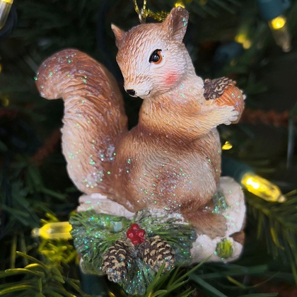 Зверёк на бревне, ёлочное украшение