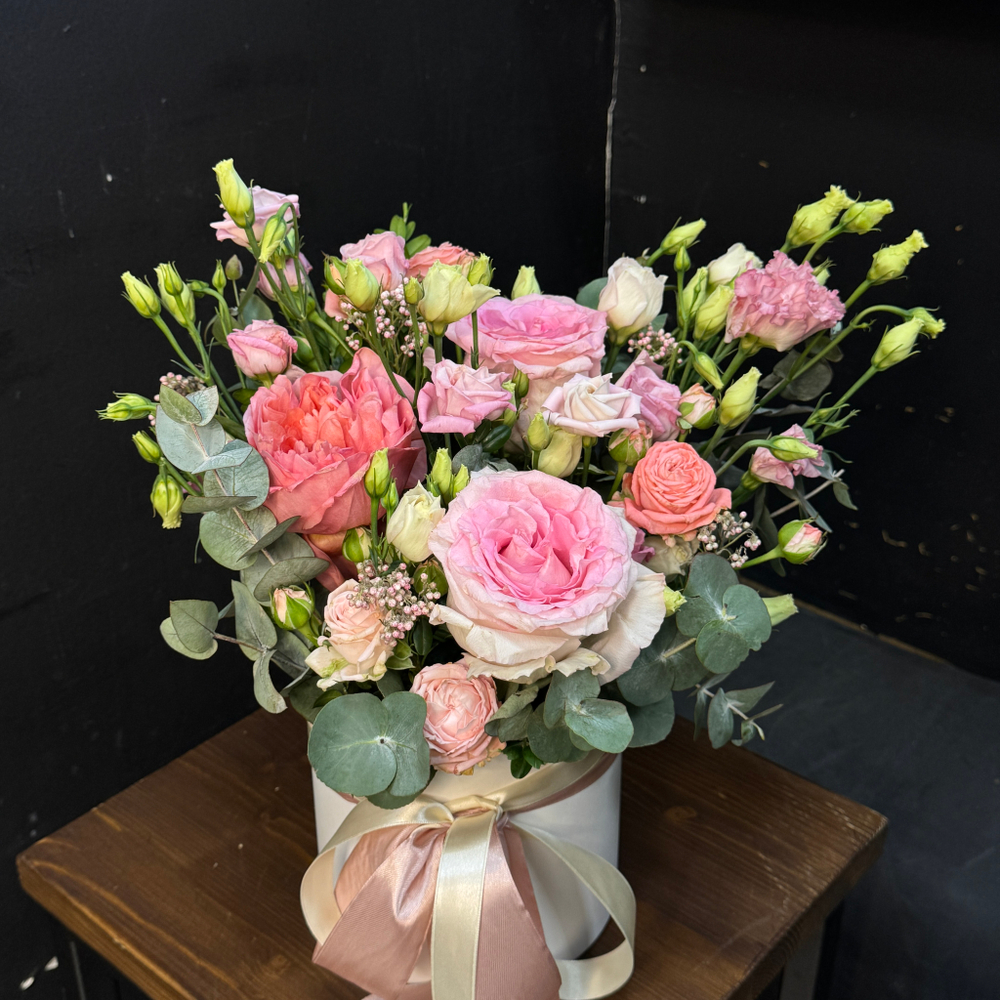 Бокс с розами и эустомой