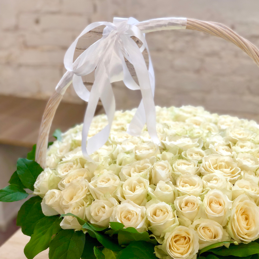 Корзина из 101 белой розы