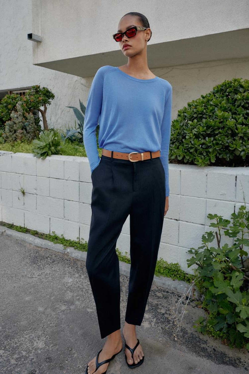 ZARA БРЮКИ ИЗ ЛЬНА С ЗАЩИПАМИ И РЕМНЕМ, МОРСКОЙ СИНИЙ