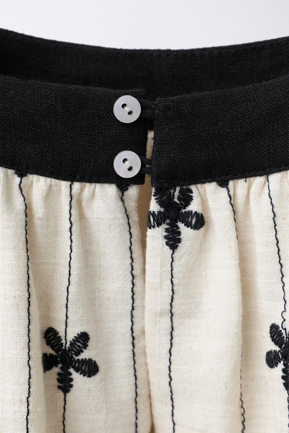 ZARA ПЛАТЬЕ С ЦВЕТОЧНОЙ ВЫШИВКОЙ, СВЕТЛО-БЕЖЕВЫЙ