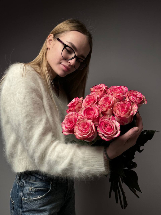 Букет из 11 малиново-белых роз под ленту