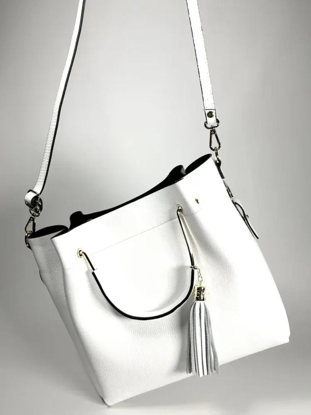 Женская белая сумка из натуральной кожи с металлическими ручками