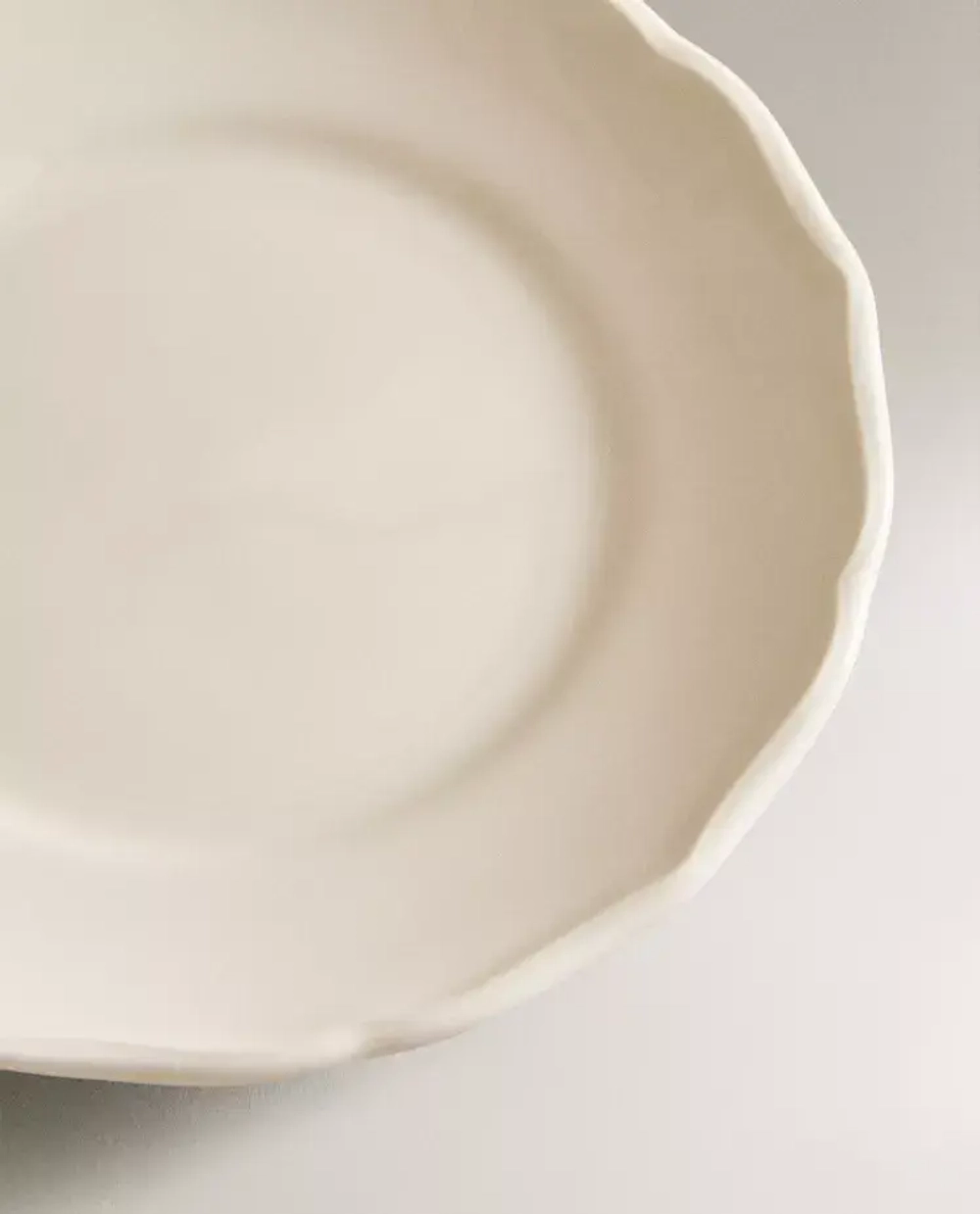 ZARA HOME ФАЯНСОВАЯ ТАРЕЛКА ДЛЯ ХЛЕБА С РЕЛЬЕФНОЙ КРОМКОЙ, ЭКРЮ