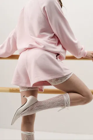 Шорты из футера укороченные сбоку нежно-розового цвета