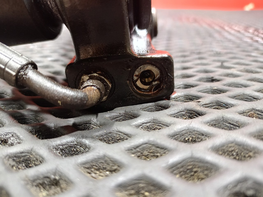 Цилиндр подъёма кабины правый