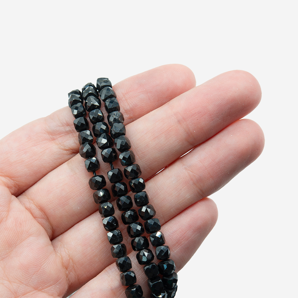 Шерл (черный турмалин) натуральный, куб 4,2мм