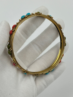 Браслет с разноцветными кабошонами