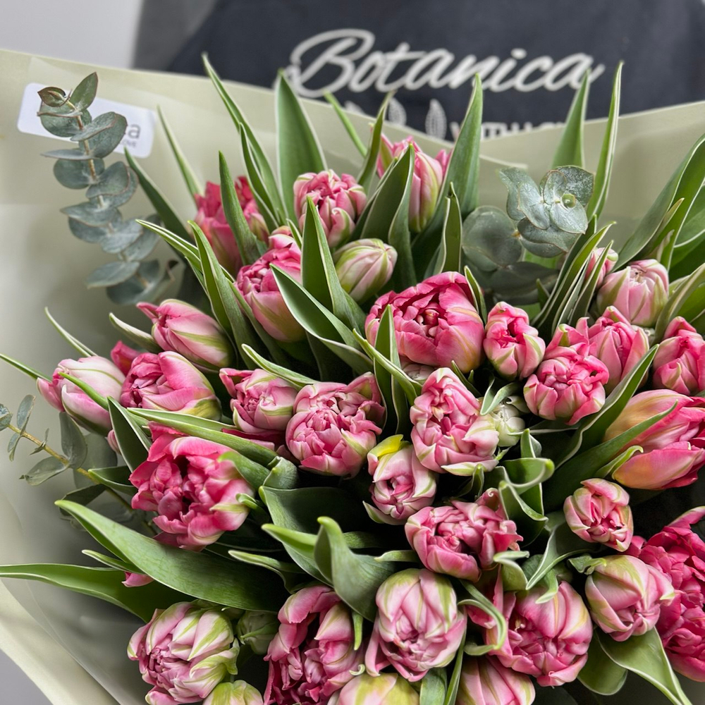 Букет из 35 пионовидных розовых тюльпанов Флеш Поинт и эвкалипта Букет 1088