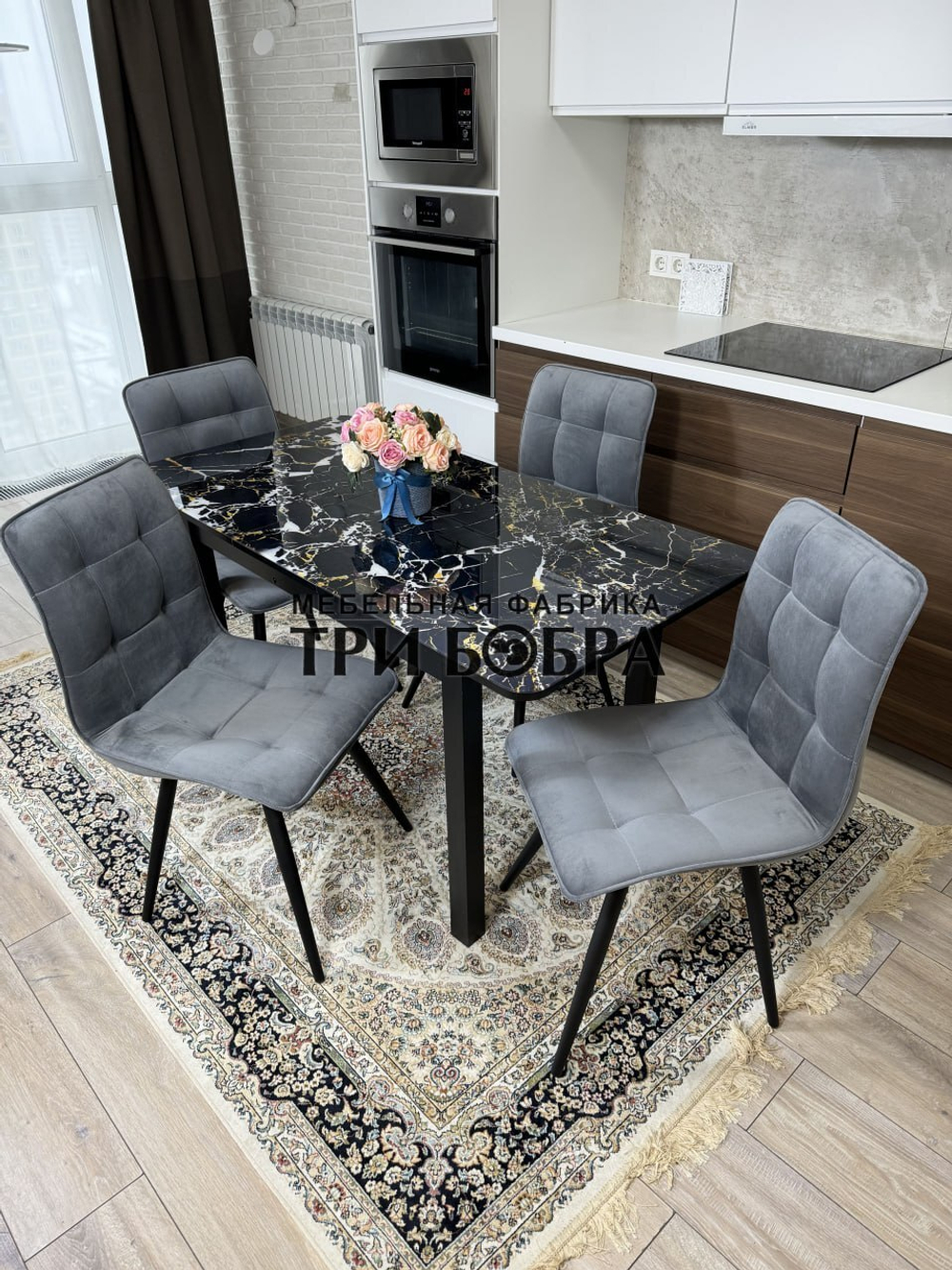Стеклянный раздвижной стол "Черный мрамор" и стулья "ГУЧИ" серый