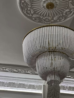 Роскошная люстра с каскадом жемчужных бусин на золотом основании ✨