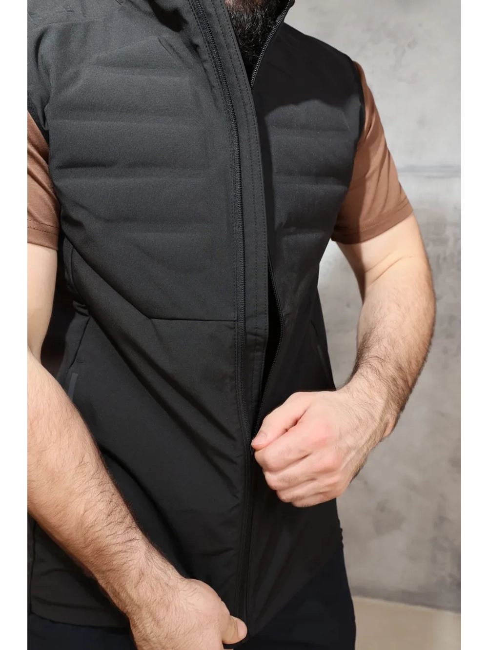 Легкий жилет без капюшона с водоотталкивающим материалом