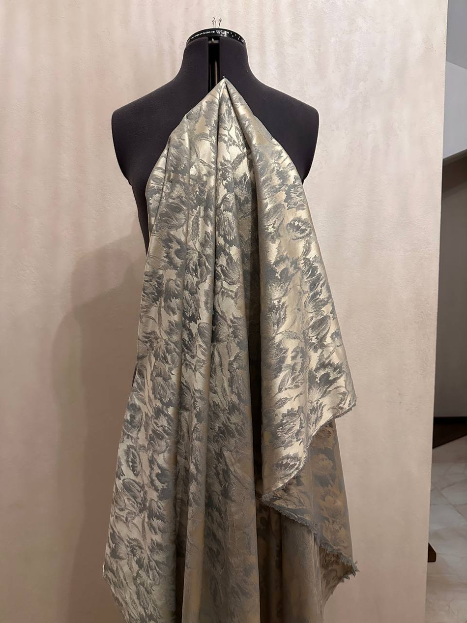 Костюмно-плательный трикотажный жаккард с эластаном (Girani, 77%ацетат/17%пэ/6%эластан, Бежевое золото/серо-голубые тюльпаны, 130, 225 гр/м2)