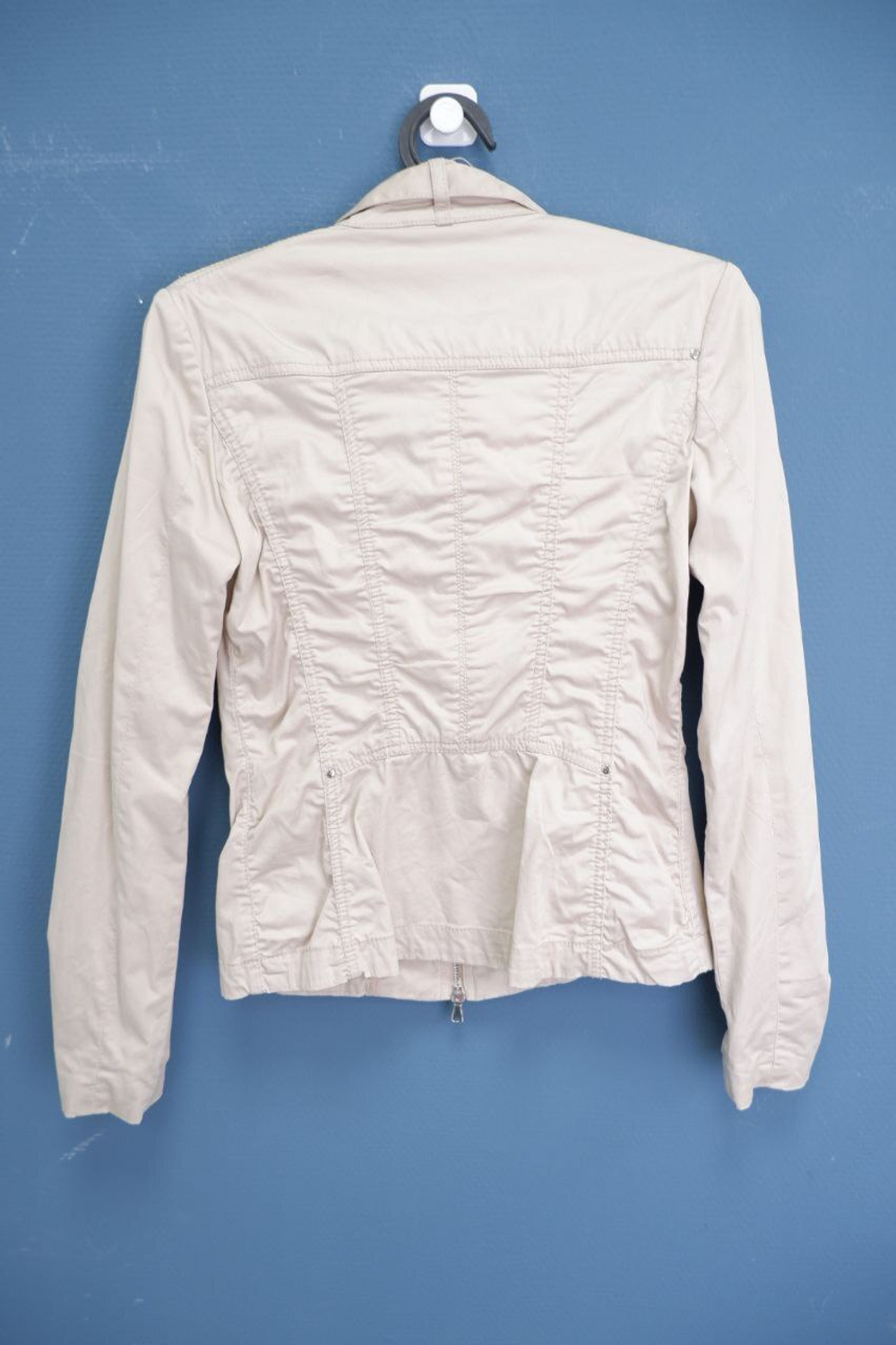 Ветровка Ostin светлая 44 размер