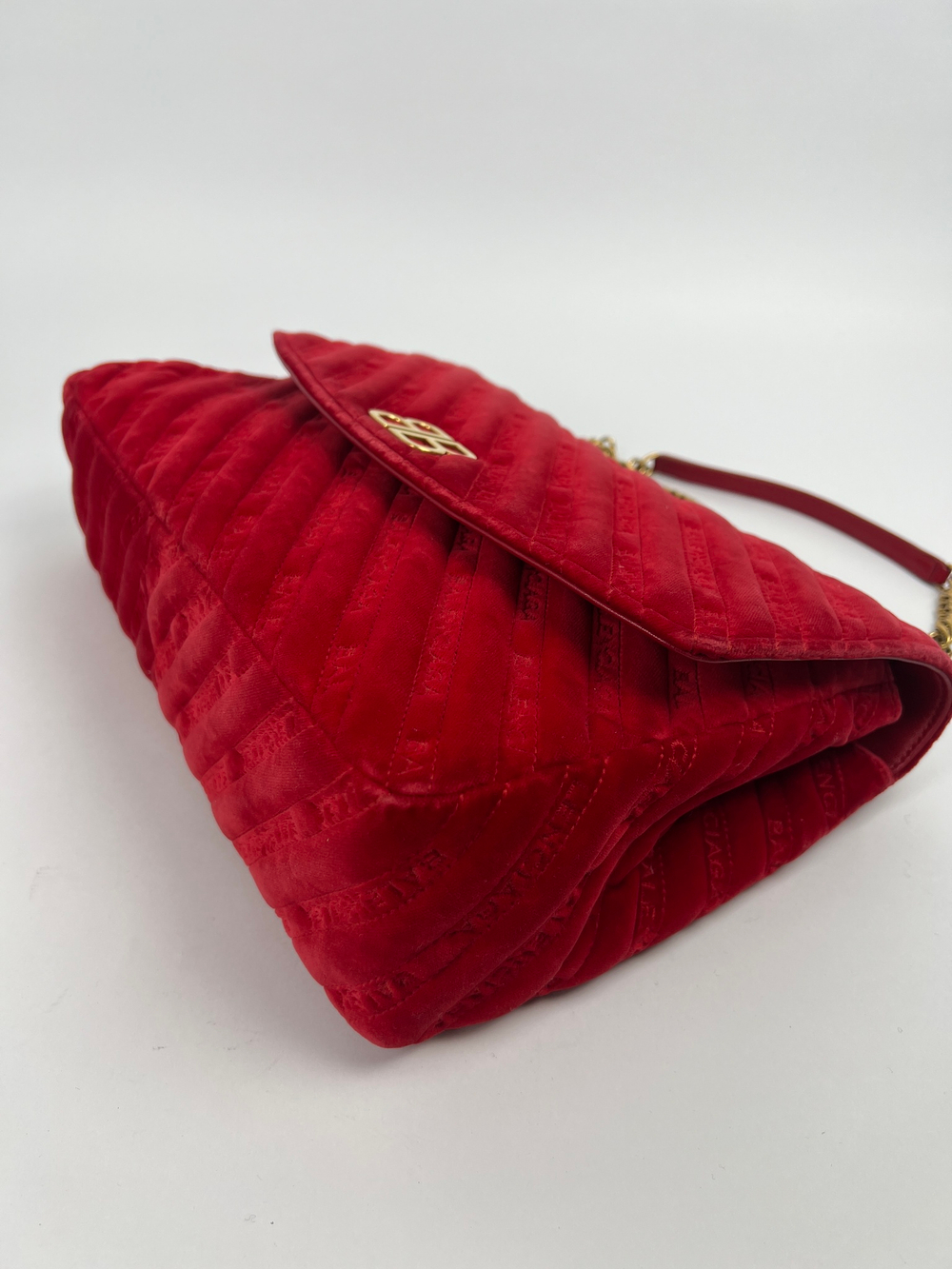 Сумка Balenciaga chain velvet crossbody bag