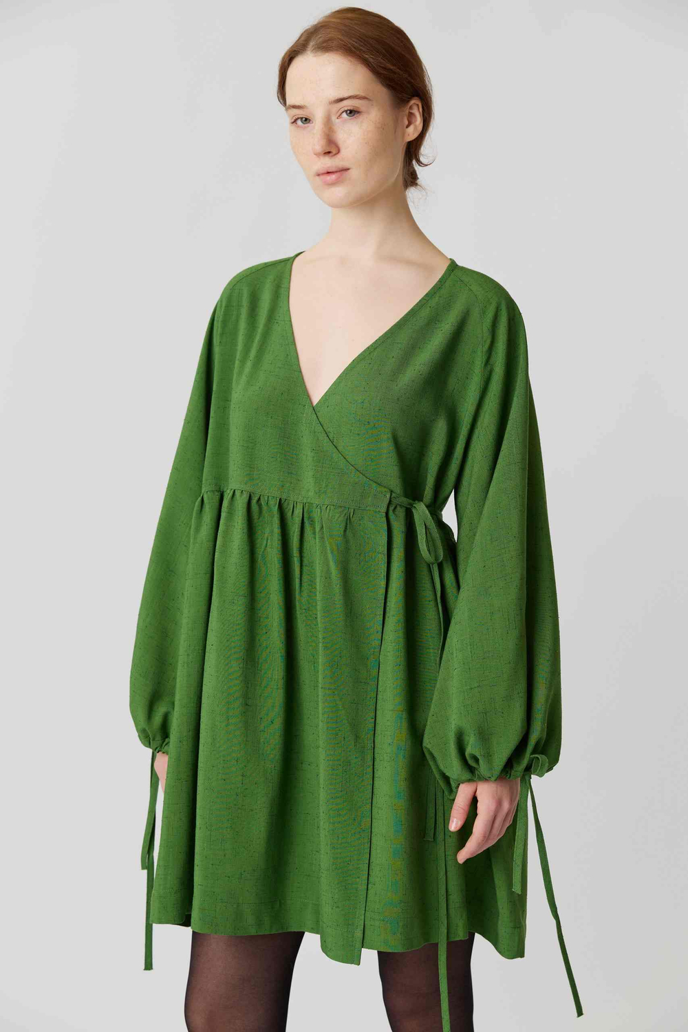 Платье на запах с широкими рукавами длины мини из зеленой вискозы с шёлком