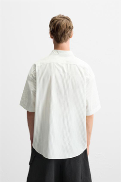 ZARA РУБАШКА В ПОЛОСКУ С НАКЛЕЙКОЙ С ПРИНТОМ, БЕЛЫЙ