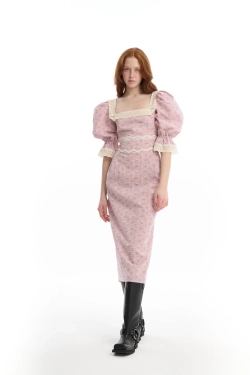 Платье с вырезом "каре" розовое