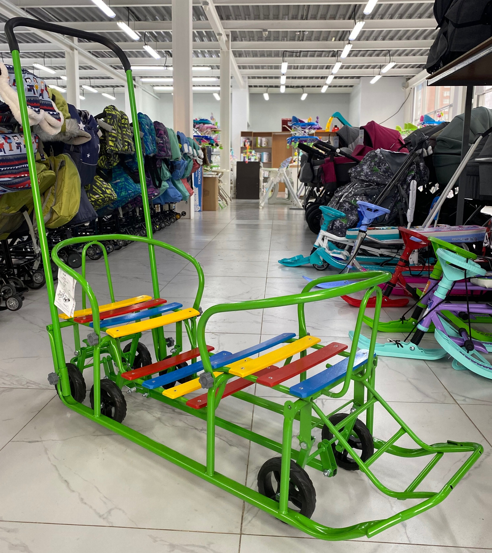 Санки "Погодки УНИВЕРСАЛ" с механизм. выдв. колес. шасси, зеленая рама, разноцветный