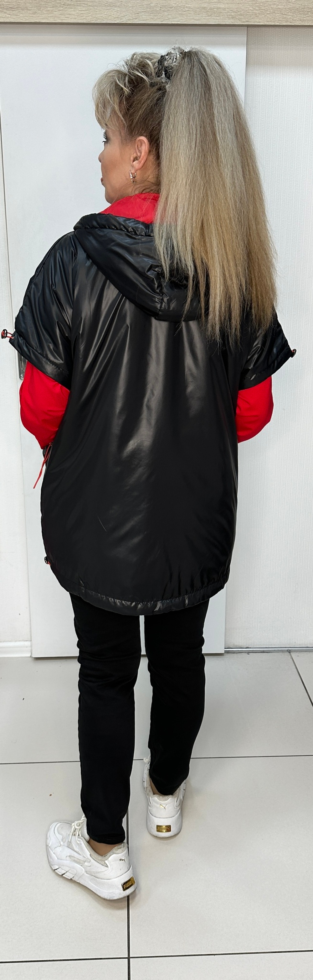 Черный стеганный жилет с красной отделкой