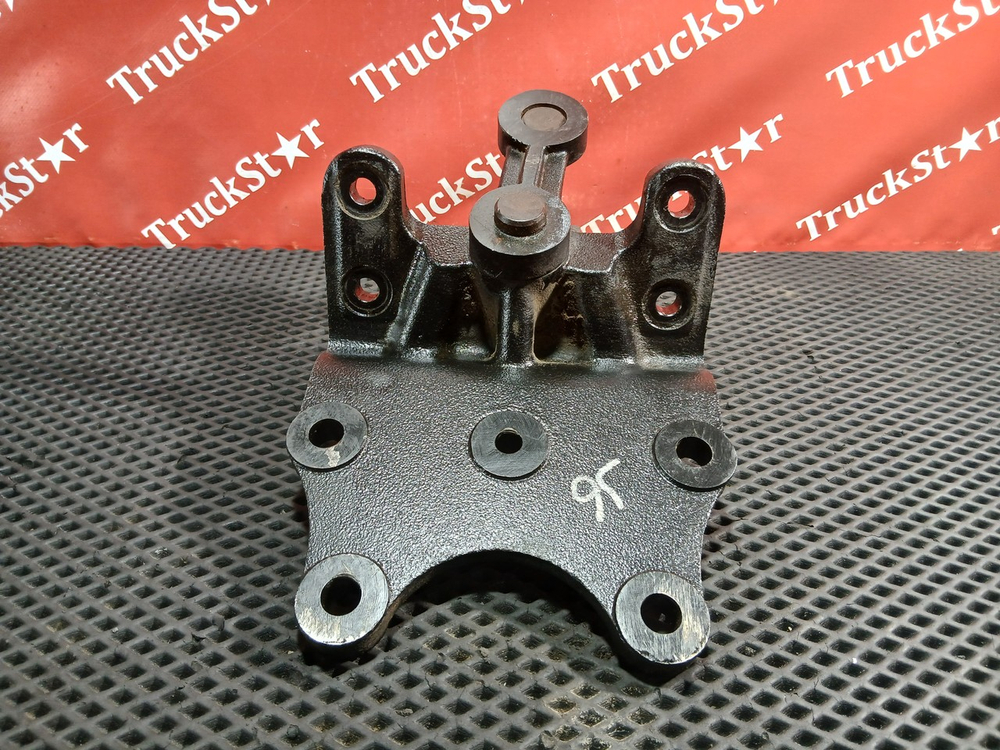 Кронштейн крепления передней рессоры передний