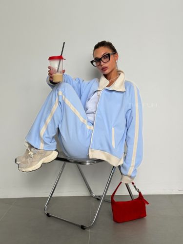 Голубой спортивный костюм с лампасами