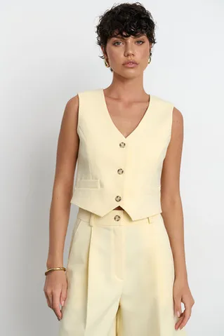 Жилет костюмный ванильного цвета