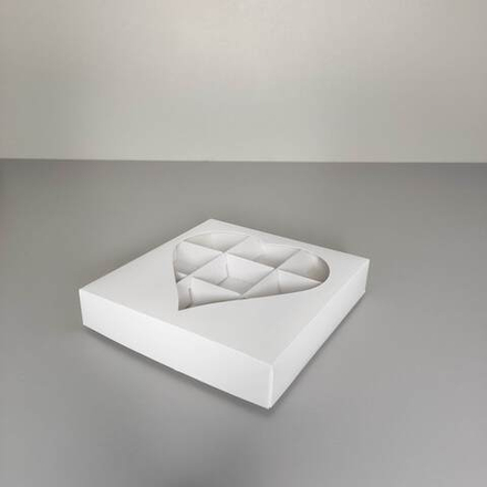 Коробка для конфет 9 шт с окном "Сердце" белая, ячейка 5х5см, 15х15х3 см