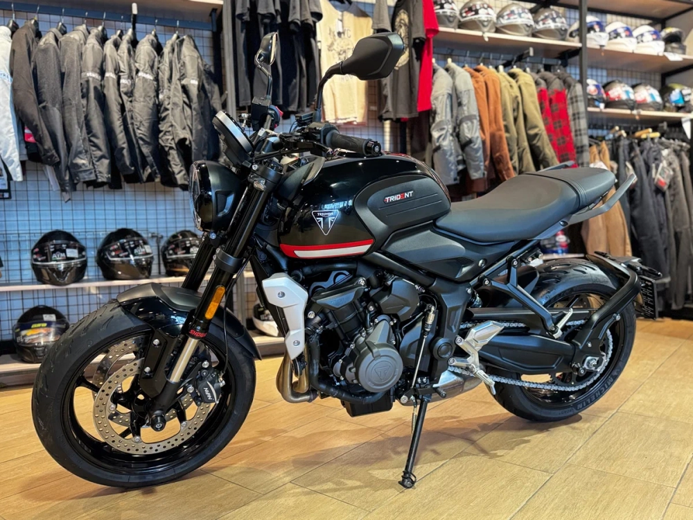 Triumph Trident 660, 2021 черный глянцевый