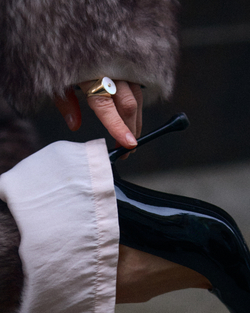 печатка «глаза Солнца» из перламутра с бриллиантом