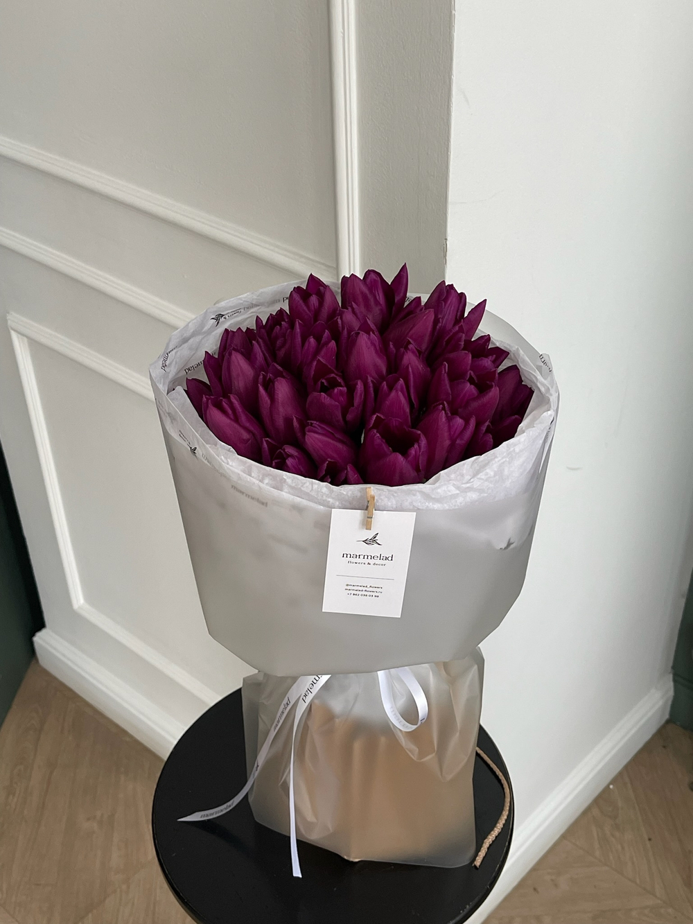 Букет из 25 фиолетовых тюльпанов